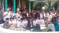 Presiden Jokowi awalnya melaksanakan salat Jumat di Masjid Al Musanif. Makam Haji Anif itu berada di kompleks masjid. Setelah selesai salat Jumat, Jokowi langsung ke lokasi makam. (Foto: Ahmad Arfah/detikSumut)