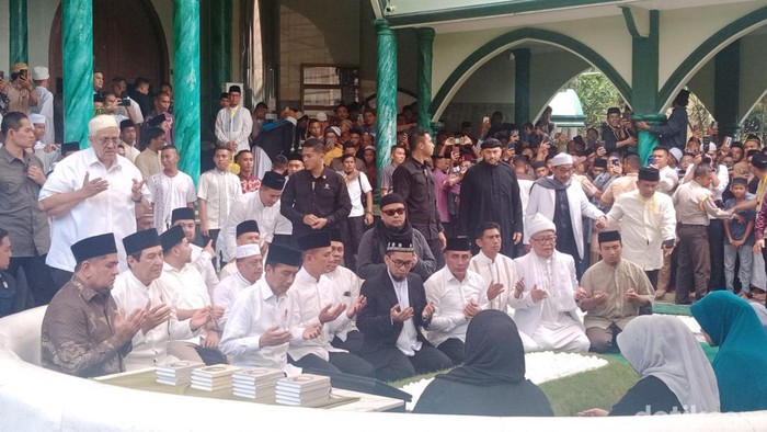 Presiden Jokowi saat ziarah ke makam H Anif di komplek Masjid Al Musanif, Deli Serdang. (Ahmad Arfah/detikSumut) Presiden Jokowi saat ziarah ke makam H Anif di komplek Masjid Al Musanif, Deli Serdang. (Ahmad Arfah/detikSumut)