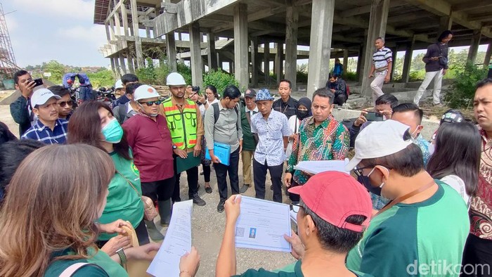 Proses sidang di tempat yang digelar di calon gedung SMP N 1 Wates, area persawahan Beji, Wates, Kulon Progo, Jumat (25/8/2023).
