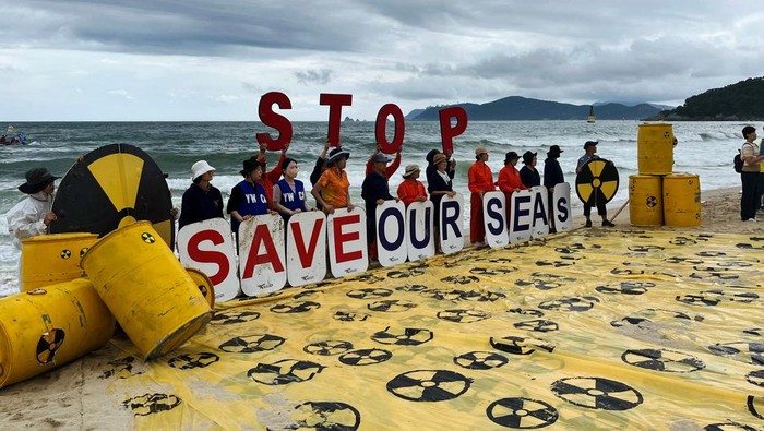 Ramai-ramai Tolak Aksi Jepang Buang Limbah Nuklir ke Laut Activists take part in a protest against Japan releasing treated radioactive water from the wrecked Fukushima nuclear power plant into the Pacific Ocean, in Busan, South Korea, August 24, 2023. REUTERS/Minwoo Park TPX IMAGES OF THE DAY