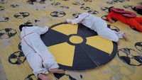 Jepang mulai melepaskan air radioaktif yang telah diolah dari pembangkit listrik tenaga nuklir Fukushima yang rusak ke Samudera Pasifik pada hari Kamis (24/8), yang memicu protes, kritik keras, dan larangan impor makanan laut dari seluruh Asia. REUTERS/Daewoung Kim  