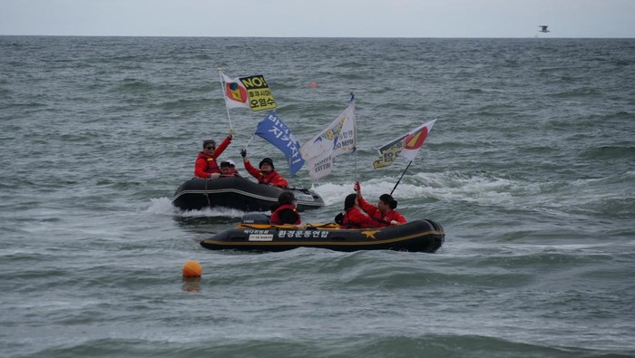 Ramai-ramai Tolak Aksi Jepang Buang Limbah Nuklir ke Laut Activists take part in a protest against Japan releasing treated radioactive water from the wrecked Fukushima nuclear power plant into the Pacific Ocean, in Busan, South Korea, August 24, 2023. REUTERS/Daewoung Kim