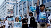 Para pengunjuk rasa memegang tanda bertuliskan Jangan membuang air yang terkontaminasi radiasi ke laut, selama unjuk rasa menentang pembuangan air radioaktif yang telah diolah dari pembangkit listrik tenaga nuklir Fukushima Daiichi yang lumpuh akibat tsunami ke laut, di depan kediaman resmi Perdana Menteri Fumio Kishida. di Tokyo, Jepang, Jumat (25/8/2023). REUTERS/Kim Kyung-Hoon