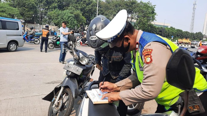 Razia uji emisi di Jakarta (Aulia/detikcom)
