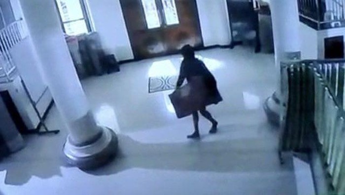Rekaman CCTV pelaku membawa kotak amal dari Masjid Imam Bonjol di Kelurahan Salero, Kecamatan Ternate Utara, Kota Ternate, Maluku Utara.
