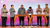 Kerja sama ini menandai tonggak utama dalam memperkuat transaksi lintas negara antara Indonesia, Malaysia, dan Thailand. Ketiga bank sentral meyakini bahwa hal tersebut akan memberikan kontribusi positif bagi stabilitas pasar keuangan serta pendalaman pasar keuangan dalam mata uang lokal di ketiga negara. REUTERS/Willy Kurniawan.  