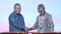 Penguatan kerja sama itu dilakukan dalam penandatanganan nota kesepahaman (MoU) Local Currency Transaction (LCT) oleh Gubernur Bank Indonesia Perry Warjiyo, Gubernur Bank Negara Malaysia Abdul Rasheed Ghaffour, dan Gubernur Bank Thailand Sethaput Suthiwartnarueput. ANTARA FOTO/Hafidz Mubarak A.  