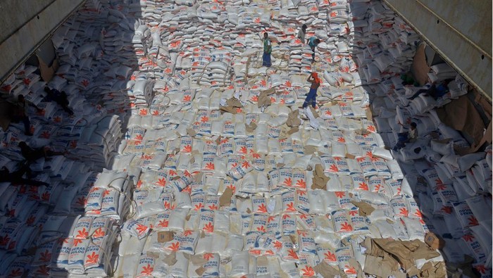 Ribuan Ton Beras Impor dari Thailand Tiba di Aceh Buruh pelabuhan membongkar beras impor asal Thailand dari kapal kargo berbendera Vietnam di Pelabuhan Malahayati, Krueng Raya, Kabupaten Aceh Besar, Aceh, Jumat (25/8/2023). Badan Pangan Nasional menugaskan Perum Bulog mengimpor sebanyak 2 juta ton beras untuk cadangan beras pemerintah (CBP) tahun 2023 dan hingga kini sudah terealisasi sebanyak 1,3 juta ton dan sisanya 700 ribu ton akan diupayakan secara bertahap hingga akhir tahun 2023. ANTARA FOTO/Ampelsa/foc.
