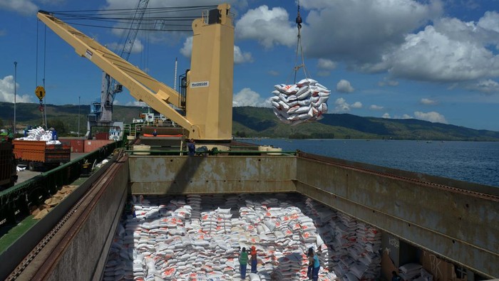 Buruh pelabuhan membongkar beras impor asal Thailand dari kapal kargo berbendera Vietnam di Pelabuhan Malahayati, Krueng Raya, Kabupaten Aceh Besar, Aceh, Jumat (25/8/2023). Badan Pangan Nasional menugaskan Perum Bulog mengimpor sebanyak 2 juta ton beras untuk cadangan beras pemerintah (CBP) tahun 2023 dan hingga kini sudah terealisasi sebanyak 1,3 juta ton dan sisanya 700 ribu ton akan diupayakan secara bertahap hingga akhir tahun 2023. ANTARA FOTO/Ampelsa/foc.
