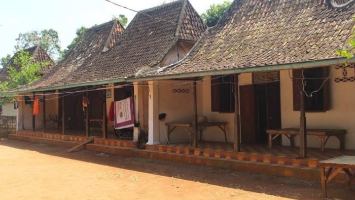 Rumah Adat Tanean Lanjhang (Madura)