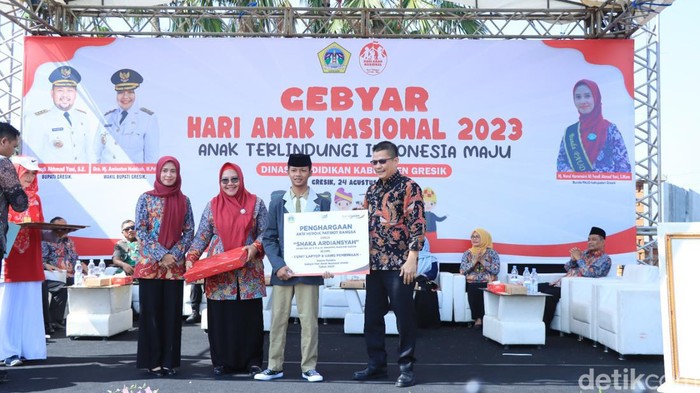 Sakha dapat penghargaan atas aksi heroiknya menyelamatkan bendera saat upacara