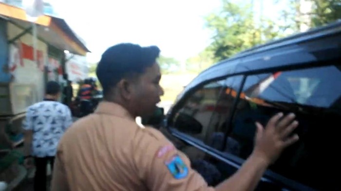 Salah satu siswa SMK Prapanca 2 yang mendamprat dan menggedor kaca mobil Armuji.