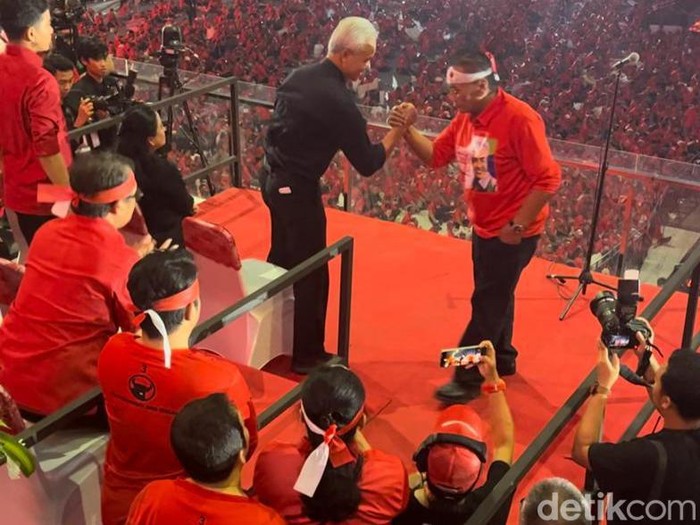 Salam komando Ganjar Pranowo dan Bambang Pacul di Semarang, 25 Agustus 2023. (Ahmad Toriq/detikcom)