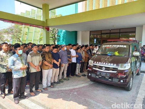 Salat jenazah dosen UIN Solo, Wahyu Dian Silviani (34), di depan gedung Rektorat UIN Raden Mas Said Solo, Jumat (25/8/2023).