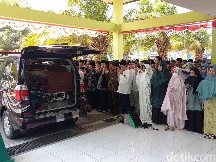 Salat jenazah dosen UIN Solo, Wahyu Dian Silviani (34), di depan gedung Rektorat UIN Raden Mas Said Solo, Jumat (25/8/2023).