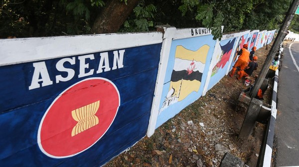 Sambut KTT ASEAN, Jalan di Jaktim Dipercantik dengan Mural
