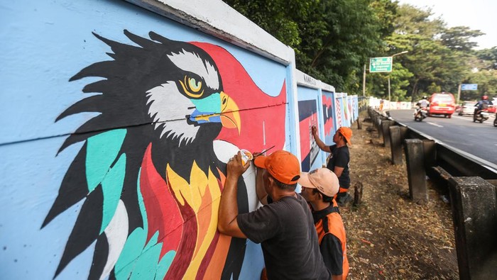 Sambut KTT ASEAN, Jalan di Jaktim Dipercantik dengan Mural Petugas Penanganan Prasarana dan Sarana Umum (PPSU) menyelesaikan pembuatan mural sambut KTT ASEAN di Jalan Raya Haji Bokir bin Djiun, Jakarta Timur, Jumat (25/8/2023). Mural tersebut dibuat untuk mempercantik jalan di wilayah yang menjadi jalur perlintasan para delegasi Konferensi Tingkat Tinggi (KTT) ASEAN 2023 di Jakarta.
