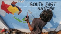 Petugas Penanganan Prasarana dan Sarana Umum (PPSU) menyelesaikan pembuatan mural sambut KTT ASEAN di Jalan Raya Haji Bokir bin Djiun, Jakarta Timur, Jumat (25/08/2023).   