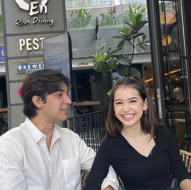 Kemesraan yang dipamerkan pasangan artis sinetron ini tak luput dari perhatian publik. Hal itu lantaran usia Sandrinna yang masih di bawah umur. Foto: Instagram