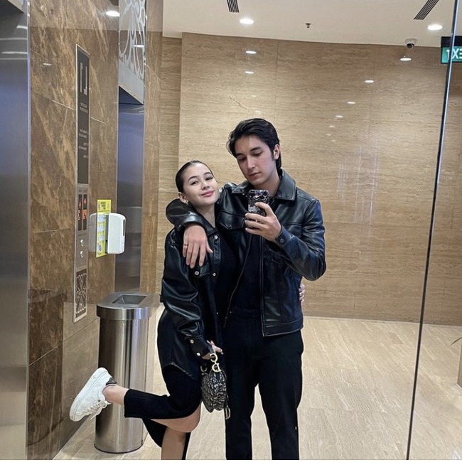 Junior Roberts dikenal lewat perannya dalam film Mariposa merupakan aktor kelahiran 2000. Sementara itu, sang kekasih Sandrinna Michelle yang populer sejak melakoni sinetron Dari Jendela SMP lahir pada 2007. Foto: Instagram