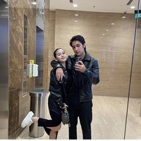 Junior Roberts dikenal lewat perannya dalam film Mariposa merupakan aktor kelahiran 2000. Sementara itu, sang kekasih Sandrinna Michelle yang populer sejak melakoni sinetron Dari Jendela SMP lahir pada 2007. Foto: Instagram