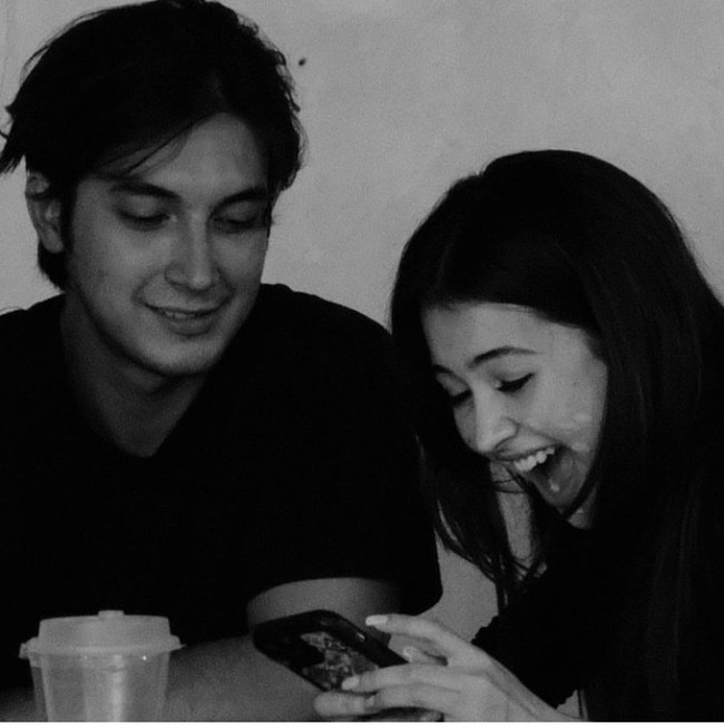 Kedua artis ini mulai dekat sejak 2022, namun baru terungkap menjalin hubungan asmara pada 2023. Sejak pertama kali go publik, hubungan asmara Sandrinna Michelle dan Junior Roberts menuai kontroversi.  Foto: Instagram