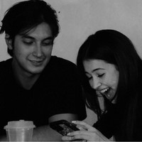 Kedua artis ini mulai dekat sejak 2022, namun baru terungkap menjalin hubungan asmara pada 2023. Sejak pertama kali go publik, hubungan asmara Sandrinna Michelle dan Junior Roberts menuai kontroversi.  Foto: Instagram