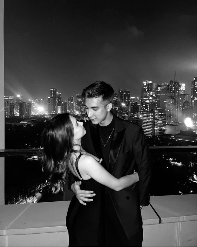 Gaya pacaran artis berusia 16 tahun ini dinilai terlalu mesra. Sandrinna pun dianggap masih di bawah umur, karena belum memiliki KTP. Foto: Instagram