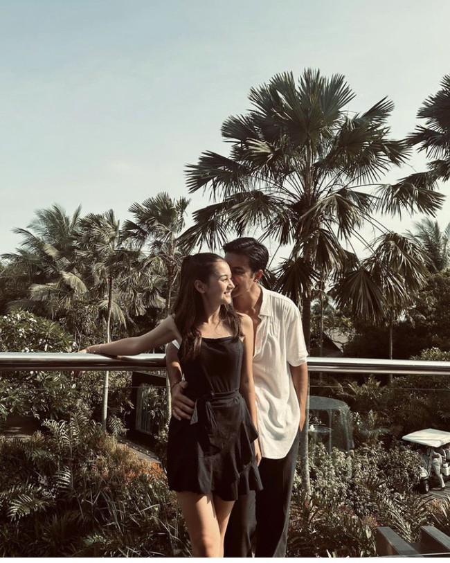 Sementara itu, Junior Roberts dikritik pedofil, karena menjalin hubungan dengan anak di bawah umur. “Itu si Sandrinna masih di bawah umur. Kayak om sama keponakan,” kritik netizen. “Kasian Sandrinna terlalu dewasa,” tambah netizen lainnya. Foto: Instagram