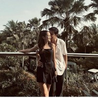 Sementara itu, Junior Roberts dikritik pedofil, karena menjalin hubungan dengan anak di bawah umur. “Itu si Sandrinna masih di bawah umur. Kayak om sama keponakan,” kritik netizen. “Kasian Sandrinna terlalu dewasa,” tambah netizen lainnya. Foto: Instagram