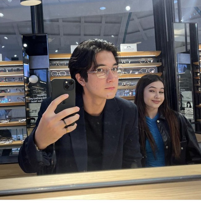 Meskipun menuai banyak kontra dari netizen yang menilai gaya berpacaran keduanya tak sesuai usia, Junior dan Sandrinna tak menanggapi. Pasangan ini bersikap tak acuh dan kerap berbagi foto kemesraan mereka dalam berbagai momen. Foto: Instagram