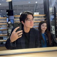 Meskipun menuai banyak kontra dari netizen yang menilai gaya berpacaran keduanya tak sesuai usia, Junior dan Sandrinna tak menanggapi. Pasangan ini bersikap tak acuh dan kerap berbagi foto kemesraan mereka dalam berbagai momen. Foto: Instagram