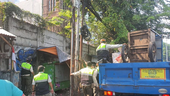 Satpol PP Jakpus menertibkan puluhan pedagang yang berjualan di sekitar ruas jalan yang menjadi jalur delegasi KTT Ke-43 ASEAN (dok.Ist)