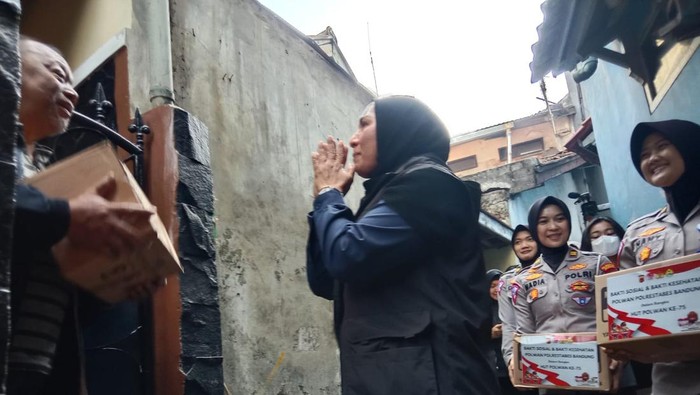 Sejumlah Polwan saat berbagi dengan masyarakat Bandung