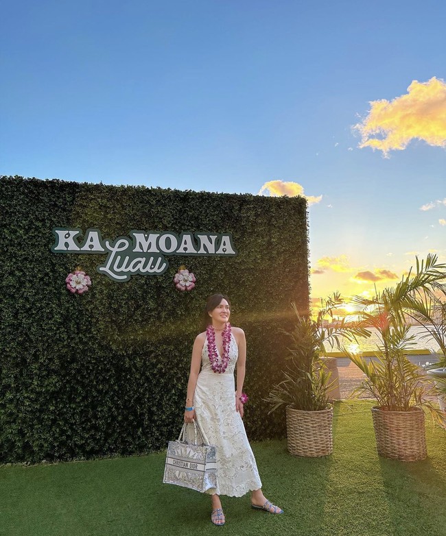 Shandy Aulia terlihat glowing dengan dress putih lengkap dengan bunga di leher. Foto: Dok. Instagram/@shandyaulia