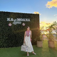 Shandy Aulia terlihat glowing dengan dress putih lengkap dengan bunga di leher. Foto: Dok. Instagram/@shandyaulia