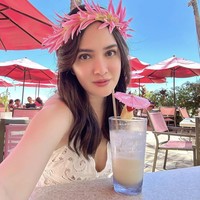 Gaya aktris 36 tahun itu pun menjadi sorotan. Penampilan baru Shandy dinilai semakin cantik dan seksi.  Foto: Dok. Instagram/@shandyaulia