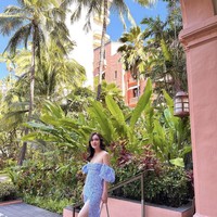 Penampilan Shandy mengenakan busana serba biru muda. Dia tampil fresh dengan strapless dress biru, tas Chanel dan sandal Valentino warna senada dengan gaunnya. “Buset makin cantik dan seksi,” begitu komentar netizen.  Foto: Dok. Instagram/@shandyaulia