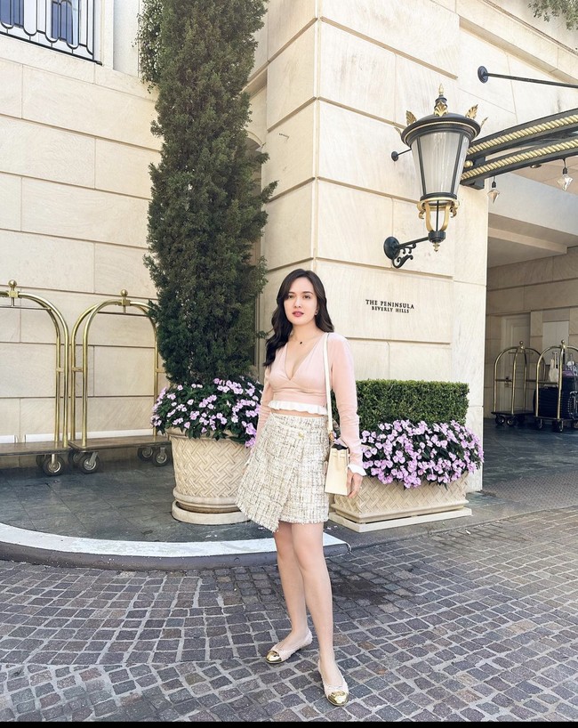 Setelah dari Hawaii, bintang fim Eiffel I’m in Love itu terbang ke California, Los Angeles, AS. “It’s a good day to be in LA,” keterangan fotonya.  Foto: Dok. Instagram/@shandyaulia