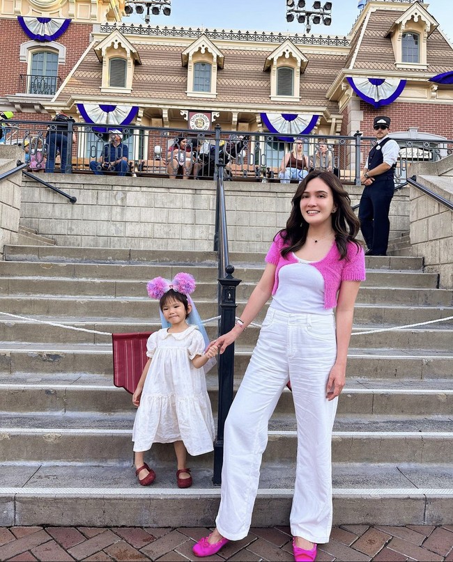 Di California, Shandy dan Claire sempat bermain di Disney Land. Keduanya tampak menikmati quality time mereka. Setelah resmi cerai pada 14 Juli, tampak Shandy ingin punya waktu kebersamaan yang lebih banyak dengan putri satu-satunya itu.  Foto: Dok. Instagram/@shandyaulia