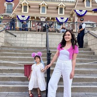 Di California, Shandy dan Claire sempat bermain di Disney Land. Keduanya tampak menikmati quality time mereka. Setelah resmi cerai pada 14 Juli, tampak Shandy ingin punya waktu kebersamaan yang lebih banyak dengan putri satu-satunya itu.  Foto: Dok. Instagram/@shandyaulia