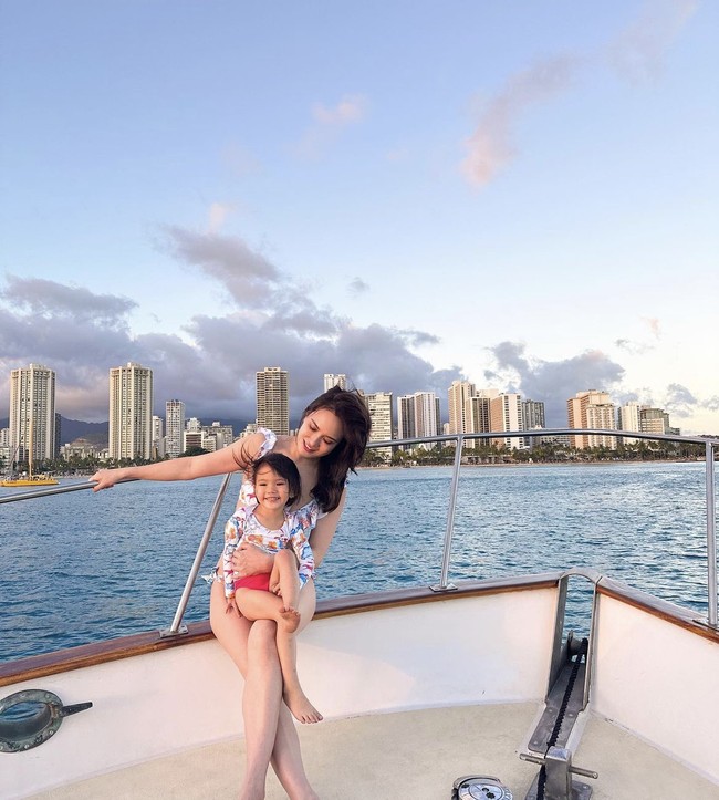 Bersama putrinya Claire, Shandy Aulia berlibur ke Honolulu, Hawaii. Tampil dengan baju renang kembar, keduanya menikmati liburan mereka di kapal pesiar.Foto: Dok. Instagram/@shandyaulia
