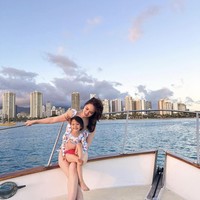 Bersama putrinya Claire, Shandy Aulia berlibur ke Honolulu, Hawaii. Tampil dengan baju renang kembar, keduanya menikmati liburan mereka di kapal pesiar.Foto: Dok. Instagram/@shandyaulia