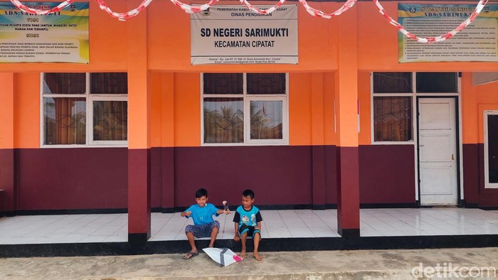 Siswa SD Sarimukti Bermain di Lingkungan Sekolah Selama KBM Daring