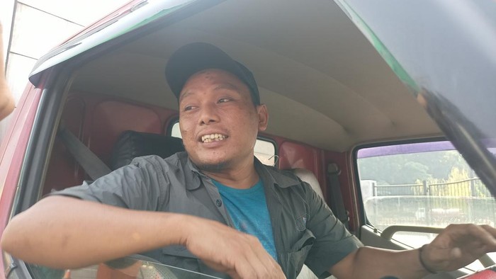 Sobirin (35), sopir truk yang ikut uji emisi di Jalan Asia Afrika, Jakarta Pusat, Jumat (25/8/2023).