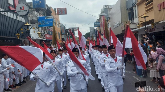 Suasana Kirab Merah Putih di Tasikmalaya.