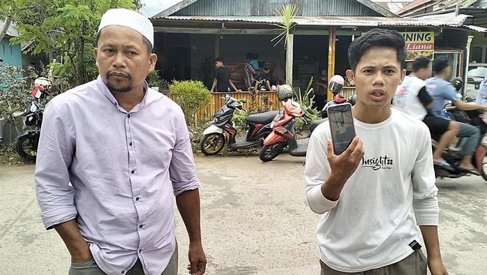 Tersangka S alias Sahrul (kiri) bersama anaknya Husain di Mamasa, Sulbar.