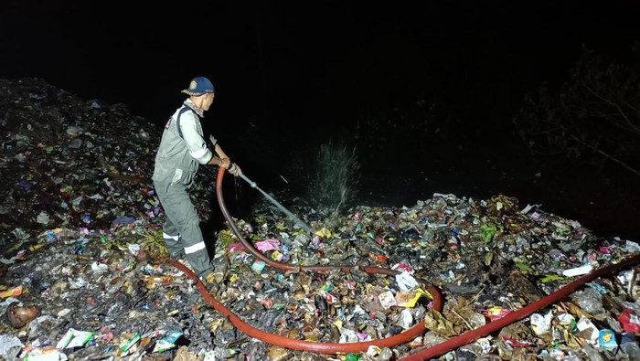 Tim dari Pemdam Kebakaran Kabupaten saat berupaya memadamkan api di TPA Nangkaleah Cioray Jumat 25 Agustus 2023.(istimewa tagana)