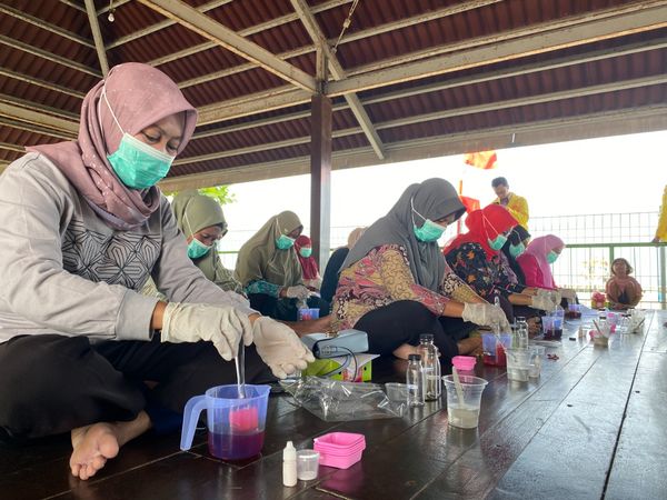 Tim Pengabdian Masyarakat UI ajarkan pembuatan sabun dari limbah minyak jelantah di Kep. Seribu