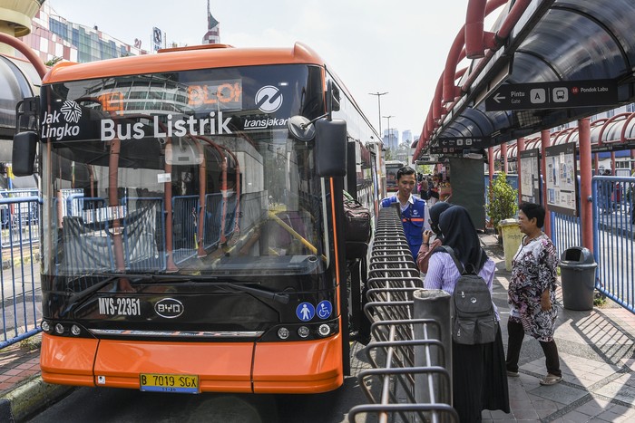 Warga menaiki bus listrik di Terminal Blok M, Jakarta, Kamis (24/8/2023). PT Transportasi Jakarta (Transjakarta) telah mengoperasikan sebanyak 54 unit bus listrik dan ditargetkan bertambah hingga 100 unit pada akhir tahun 2023 guna mengurangi emisi karbon dan sebagai bagian dari upaya untuk memperbaiki kualitas udara di Jakarta. ANTARA FOTO/Galih Pradipta/nym.